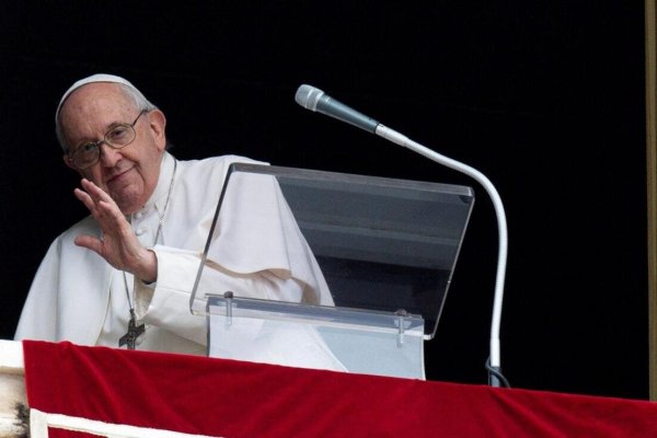 Papež: Modleme se v květnu denně růženec za mír